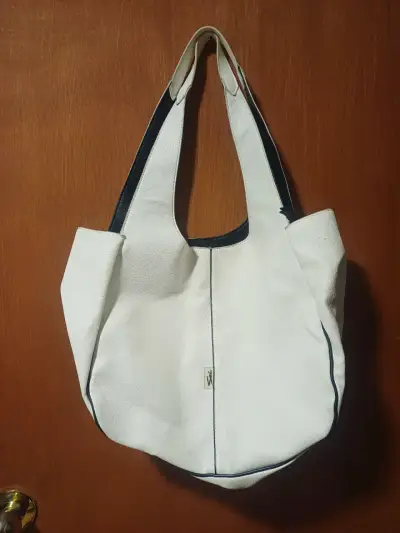 Bolso blanco con detalles negros - miniatura 1
