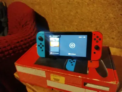 Nintendo switch neon v2 de 32 GB más 128 GB extra - miniatura 2