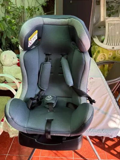 Silla de auto para bebé gris - miniatura 1