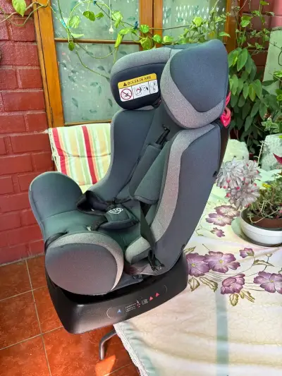 Silla de auto para bebé gris - miniatura 2