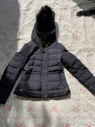 Chaqueta negra con capucha de pelo - miniatura 1