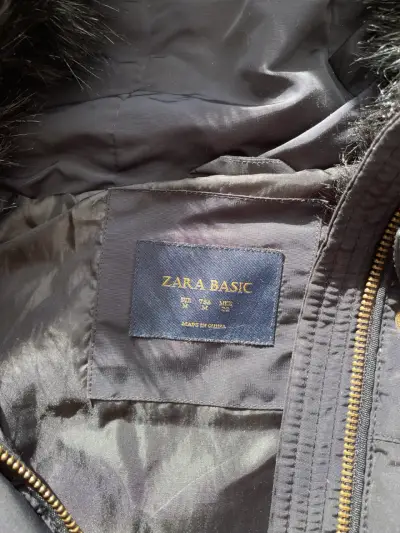 Chaqueta negra con capucha de pelo - miniatura 2
