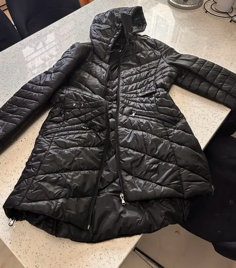 Chaqueta negra acolchada con capucha