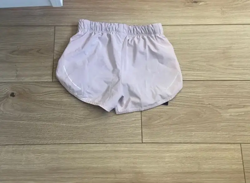 Short deportivo rosado pálido