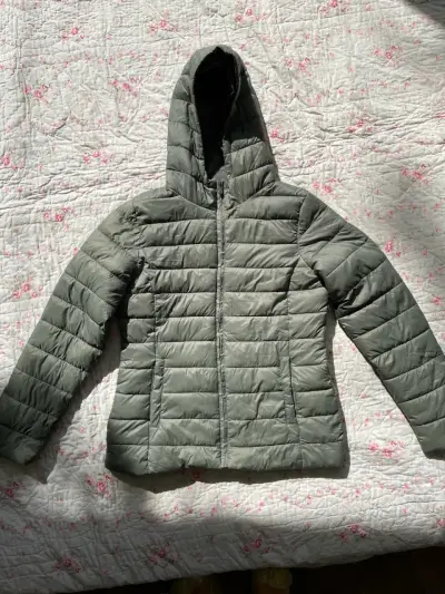 Chaqueta acolchada gris con capucha - miniatura 1