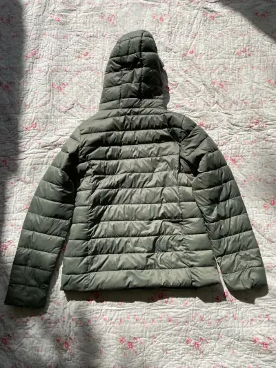 Chaqueta acolchada gris con capucha - miniatura 2