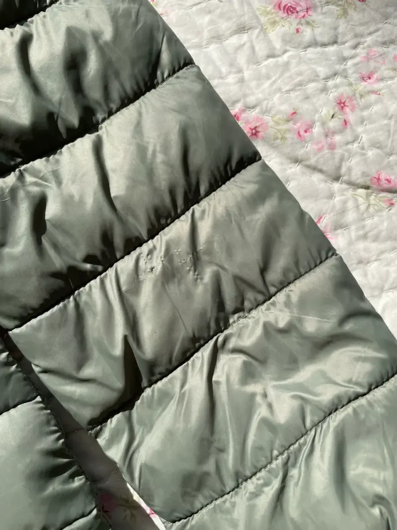 Chaqueta acolchada gris con capucha - 3