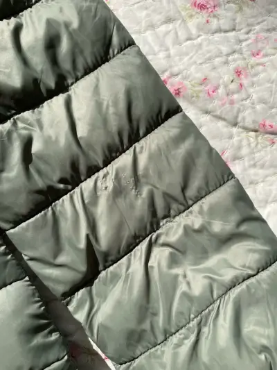 Chaqueta acolchada gris con capucha - miniatura 3