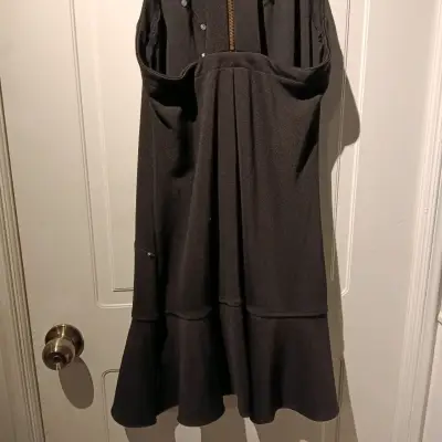 Vestido negro con cremallera trasera - miniatura 2