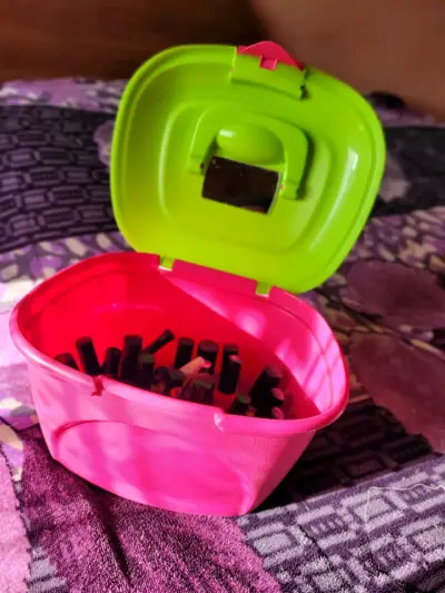 Maleta con espejo y esmaltes - miniatura 2