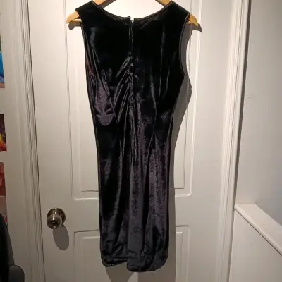 Vestido negro de terciopelo - miniatura 1