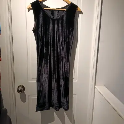 Vestido negro de terciopelo - miniatura 2