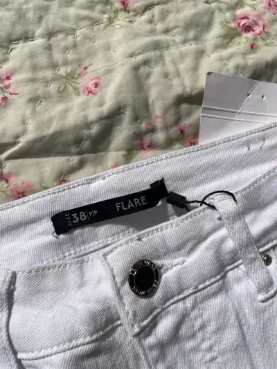 Pantalones acampanados blancos - miniatura 2