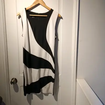Vestido blanco y negro elegante - miniatura 1