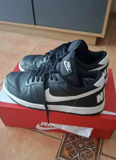 Zapatillas Nike negras y blancas talla 40 8.5 - miniatura 1