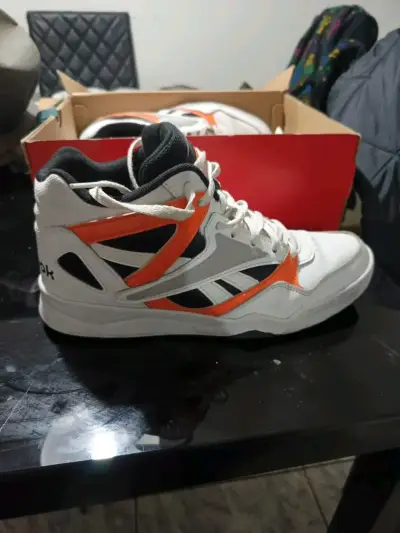 Zapatillas deportivas blancas y naranjas - miniatura 1