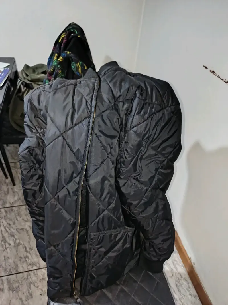 Chaqueta bomber negra acolchada - 4