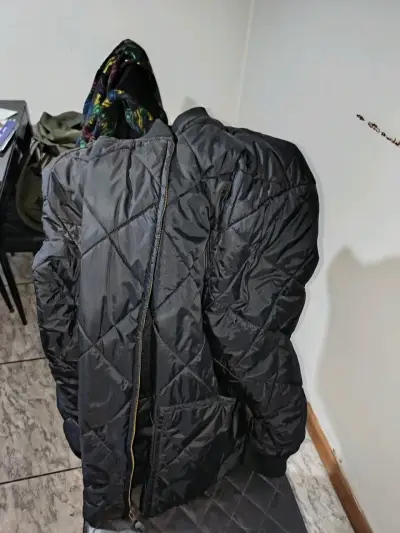 Chaqueta bomber negra acolchada - miniatura 4