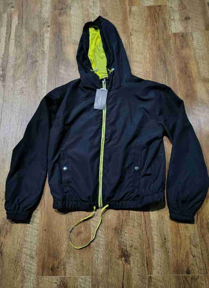 Chaqueta negra con capucha