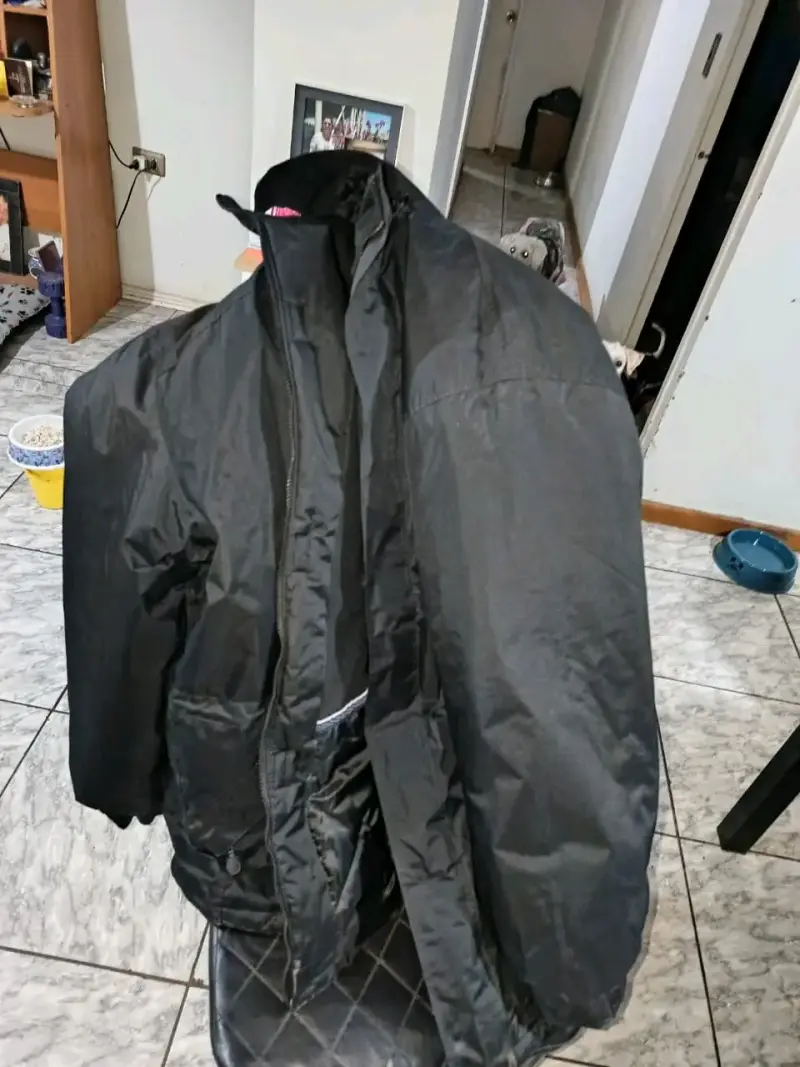 Chaqueta negra impermeable - 1