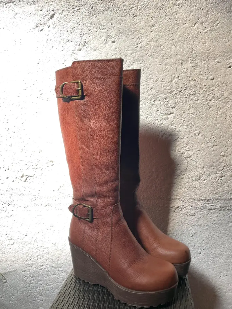 Botas de cuero marrón con plataforma