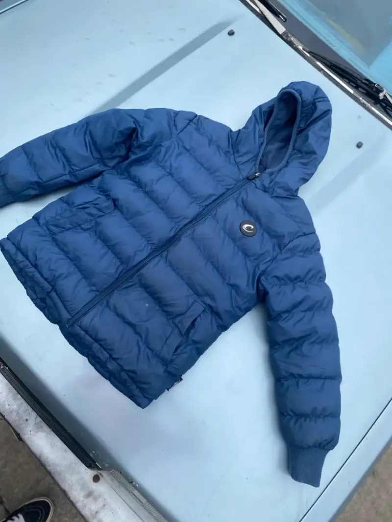 Chaqueta azul acolchada con capucha