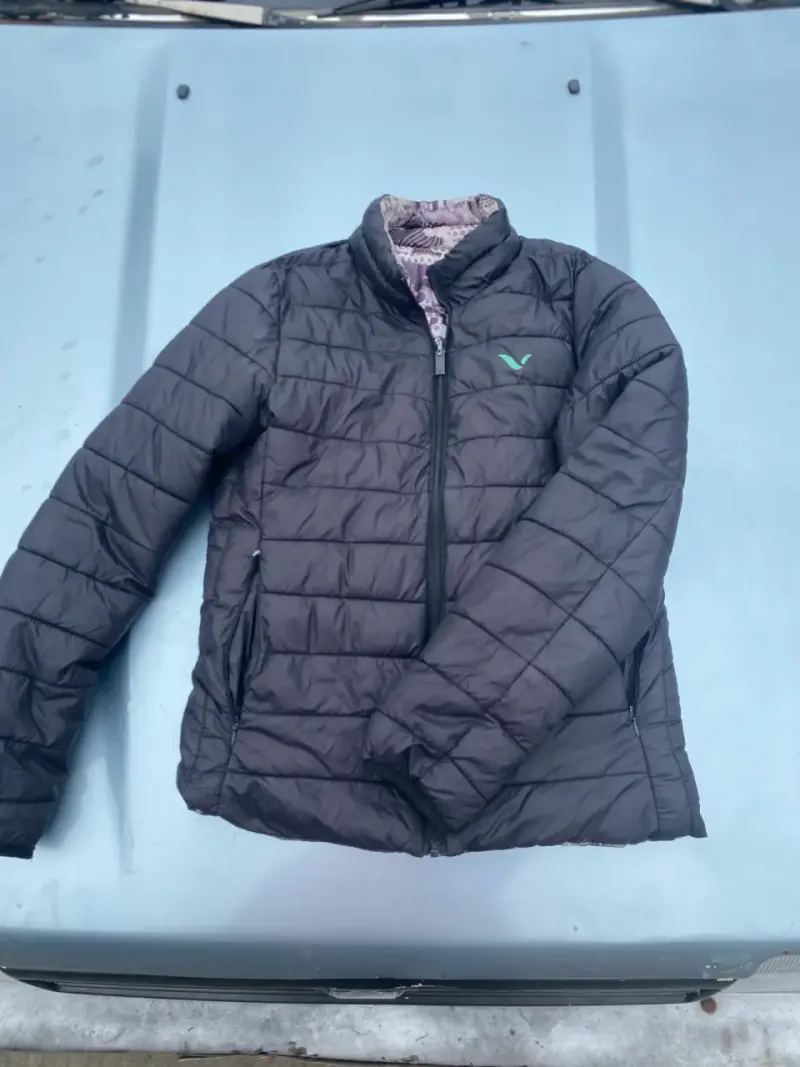 Chaqueta negra acolchada
