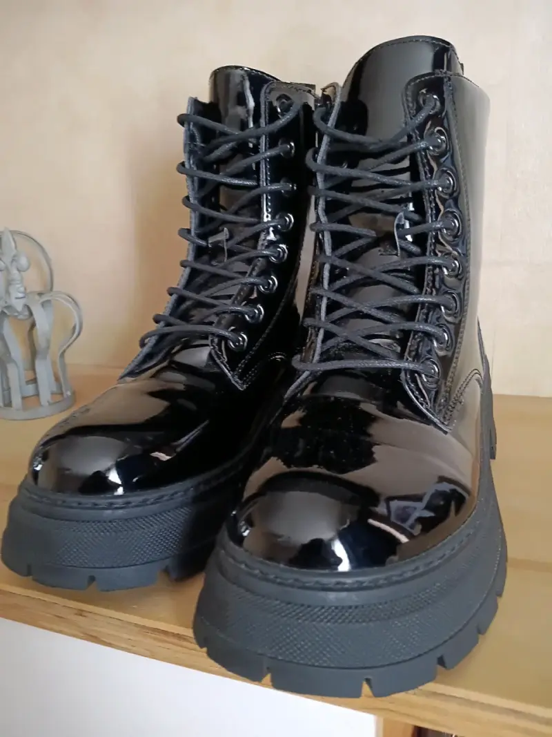 Botines negros de charol - 1