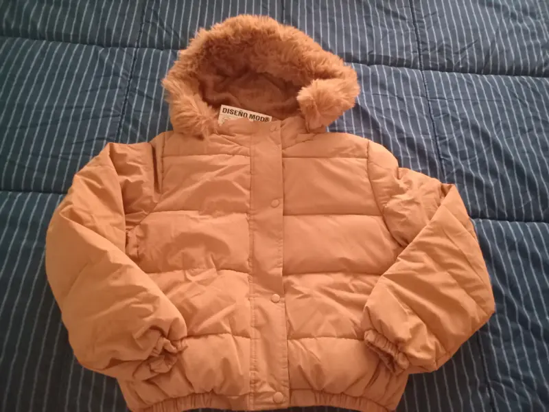 Parka acolchada café con capucha - 1