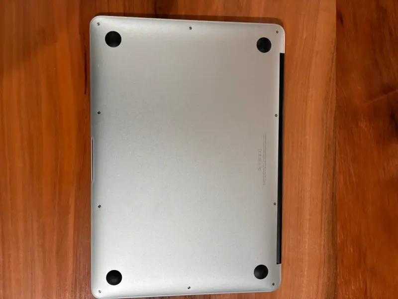 MacBook Air (13-inch, 2017) - 2