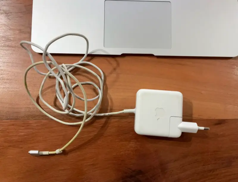 MacBook Air (13-inch, 2017) - 4