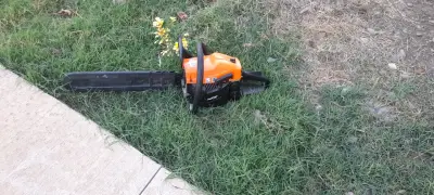 Motosierra a gasolina naranja - miniatura 1