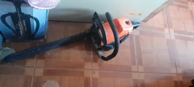 Motosierra a gasolina naranja - miniatura 2