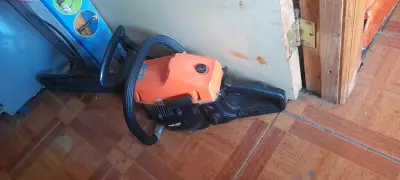Motosierra a gasolina naranja - miniatura 3