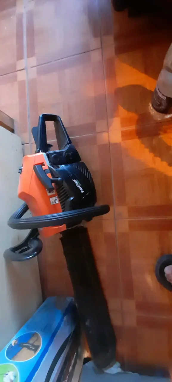 Motosierra a gasolina naranja - 4