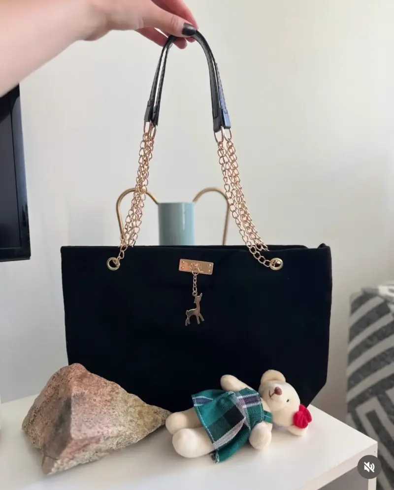 Cartera negra con cadena dorada - 1