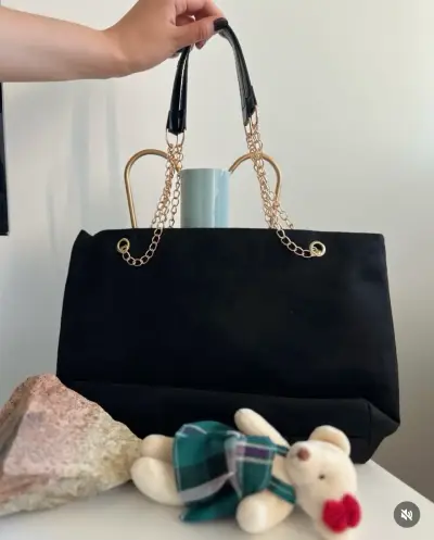 Cartera negra con cadena dorada - miniatura 2