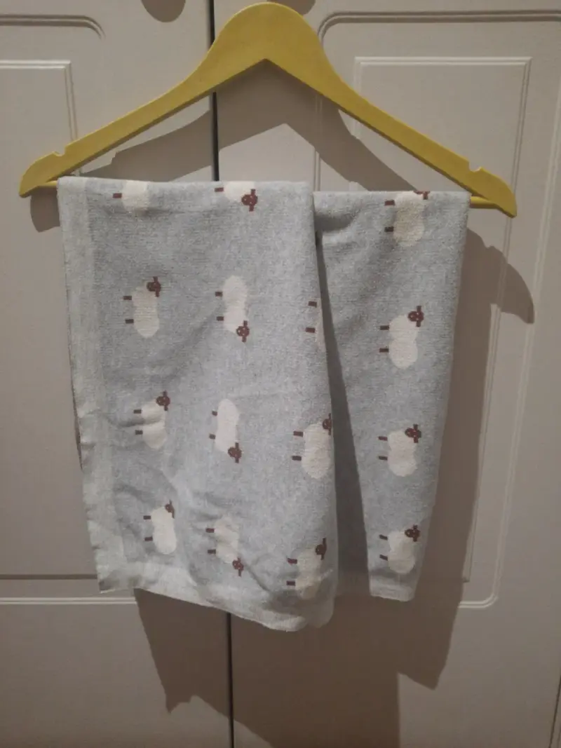 Manta infantil gris con estampado de ovejas