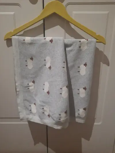 Manta infantil gris con estampado de ovejas - miniatura 1