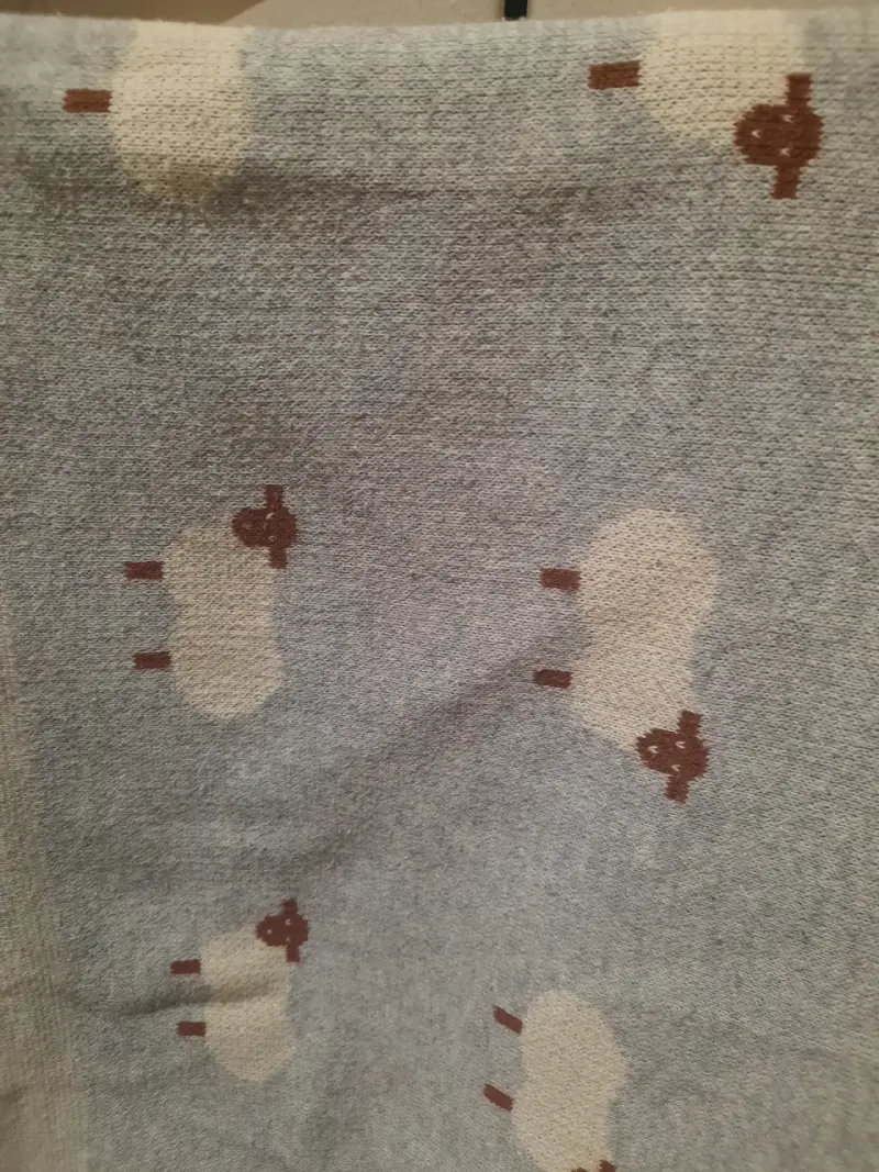 Manta infantil gris con estampado de ovejas - 3