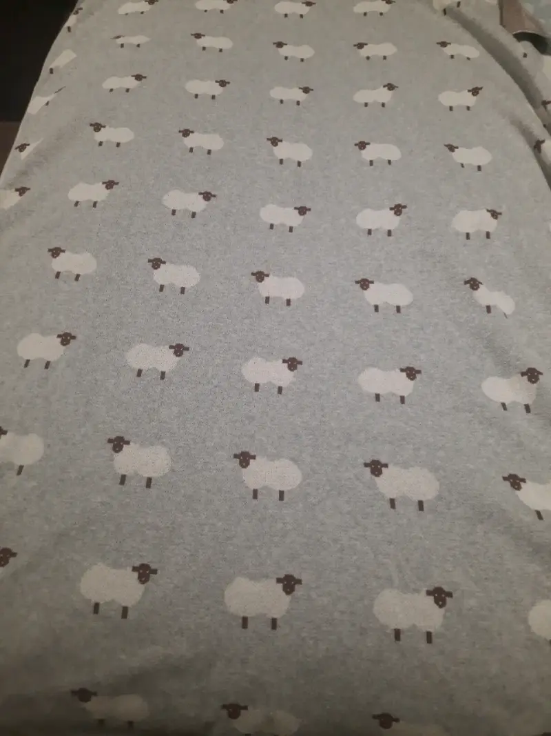Manta infantil gris con estampado de ovejas - 5