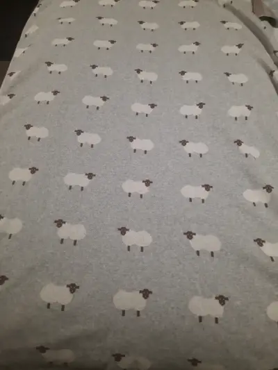 Manta infantil gris con estampado de ovejas - miniatura 5