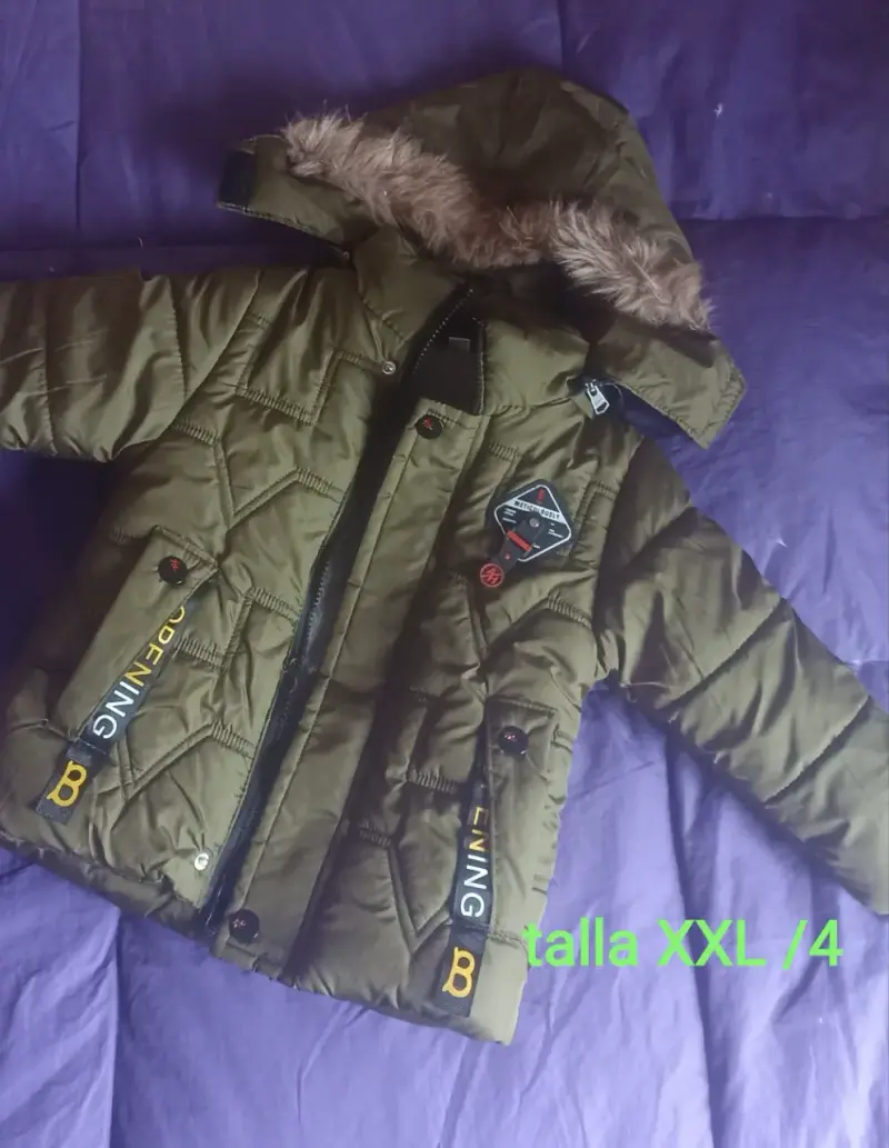 Parka verde con capucha peluda - 2