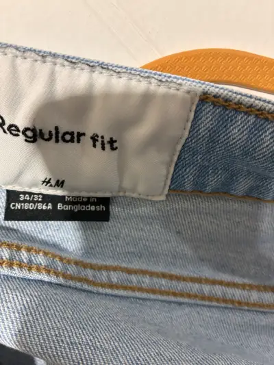 Jeans azul claro de mezclilla - miniatura 3