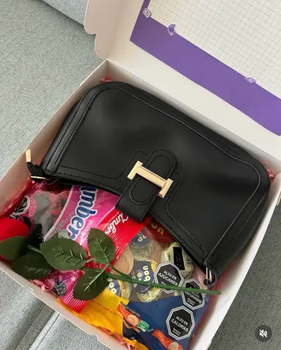 Set regalo con cartera y dulces - miniatura 1