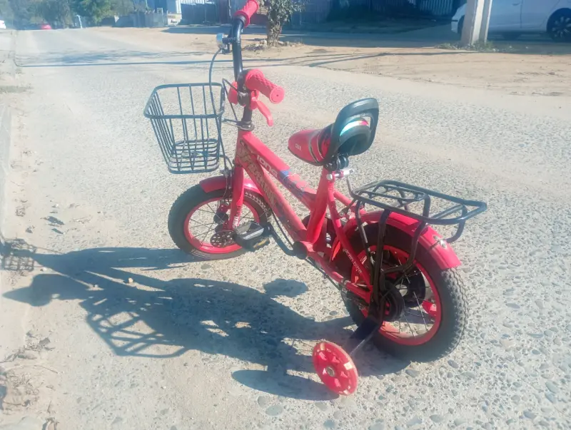 Bicicleta infantil roja con canasto - 3