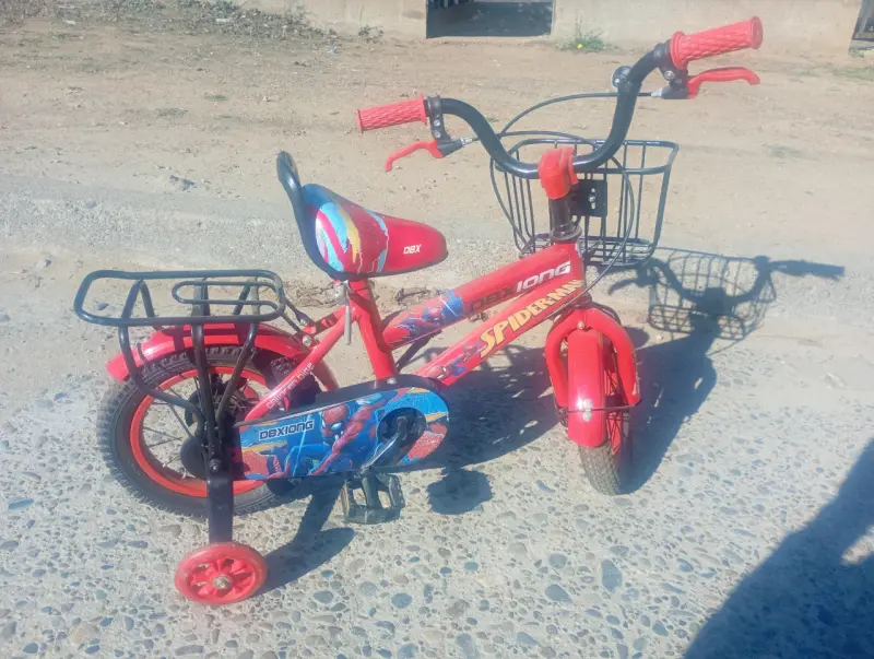 Bicicleta infantil roja con canasto - 4