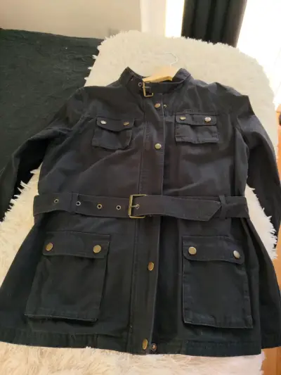 Chaqueta negra con cinturón - miniatura 1