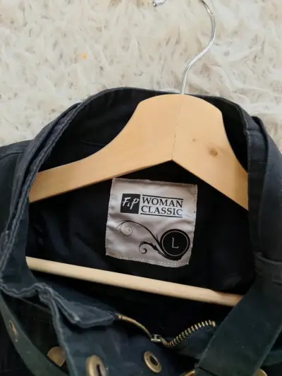 Chaqueta negra con cinturón - miniatura 2