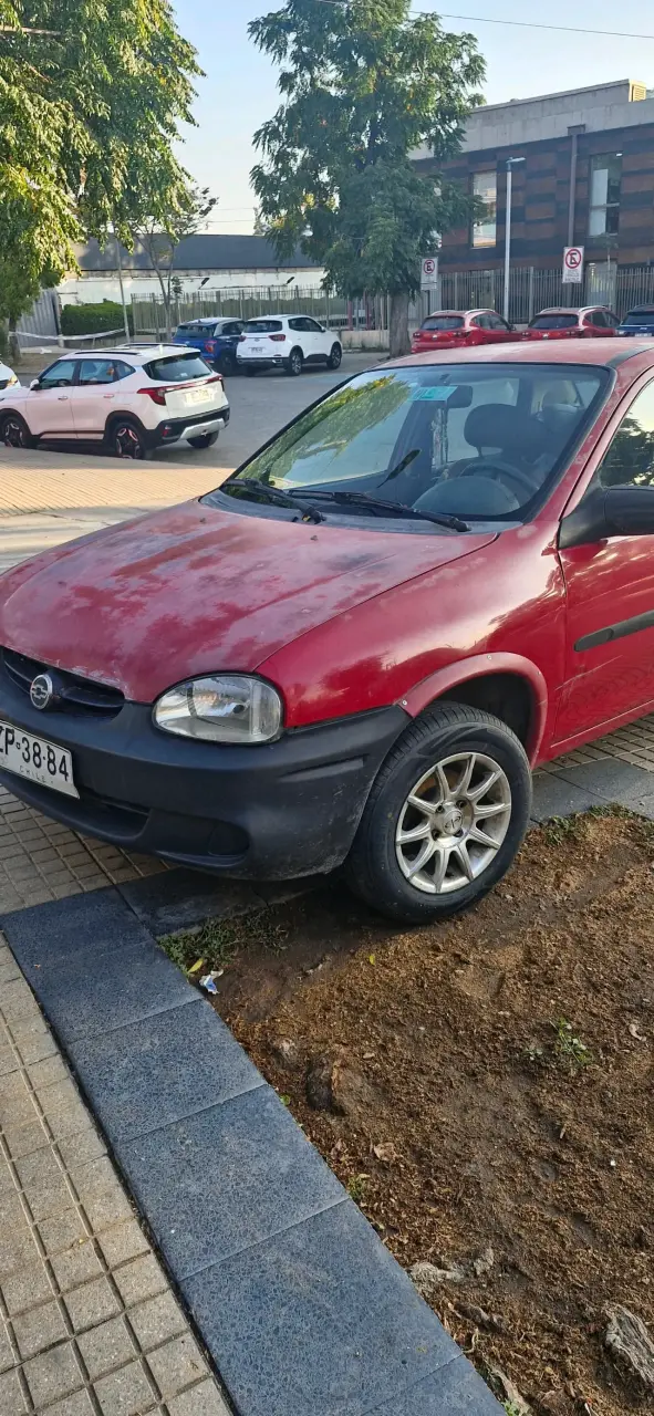 Auto compacto rojo usado - 2